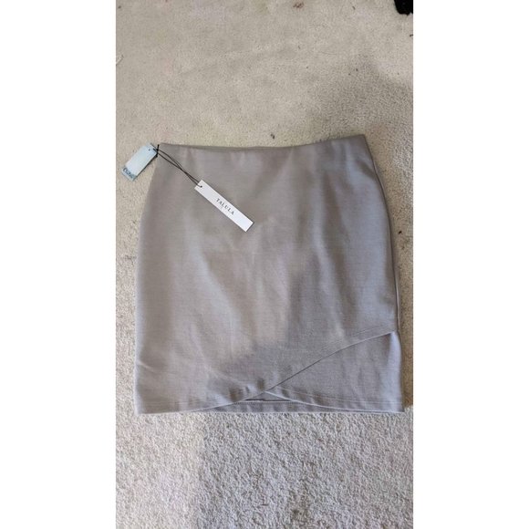 Aritzia skirt (S) - Picture 4 of 7